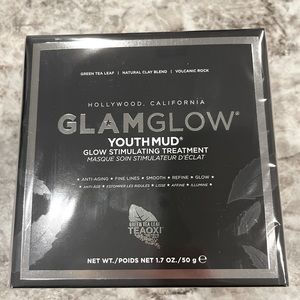 Glam glow mud mask
